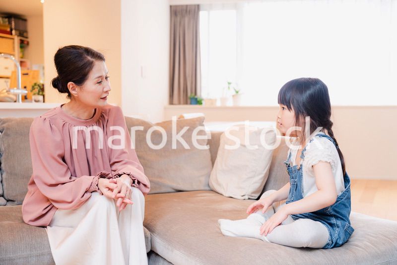 帰省した孫と話すおばあちゃん