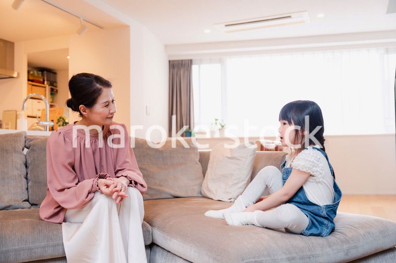 帰省した孫と話すおばあちゃん