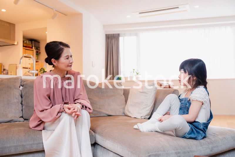 帰省した孫と話すおばあちゃん