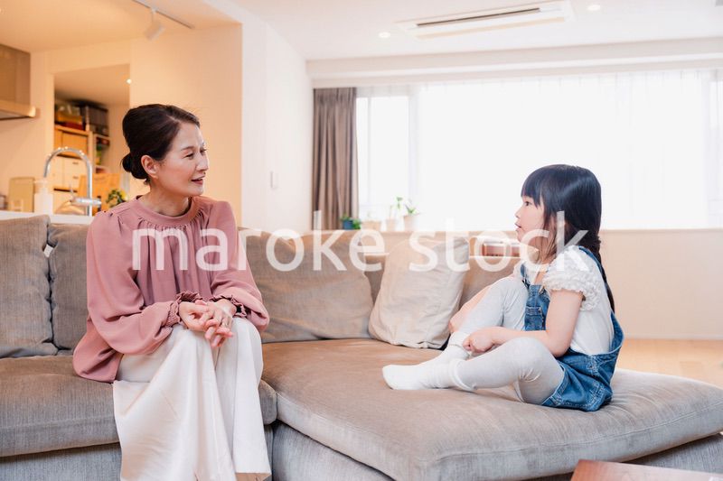 帰省した孫と話すおばあちゃん