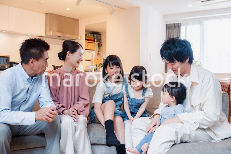 おばあちゃんの家で楽しく過ごす孫たち