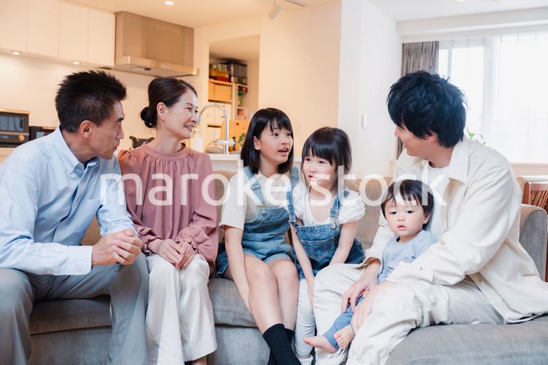 おばあちゃんの家で楽しく過ごす孫たち