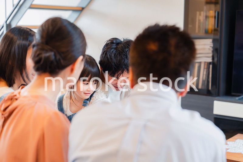 おばあちゃんの家で楽しく過ごす孫たち