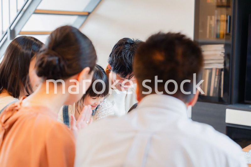 おばあちゃんの家で楽しく過ごす孫たち