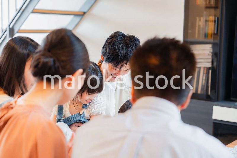 おばあちゃんの家で楽しく過ごす孫たち