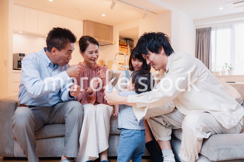 おばあちゃんの家で楽しく過ごす孫たち