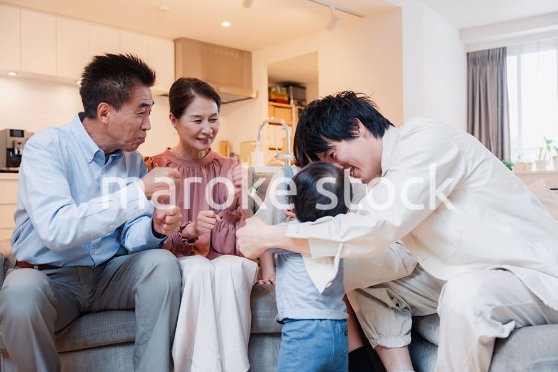 おばあちゃんの家で楽しく過ごす孫たち