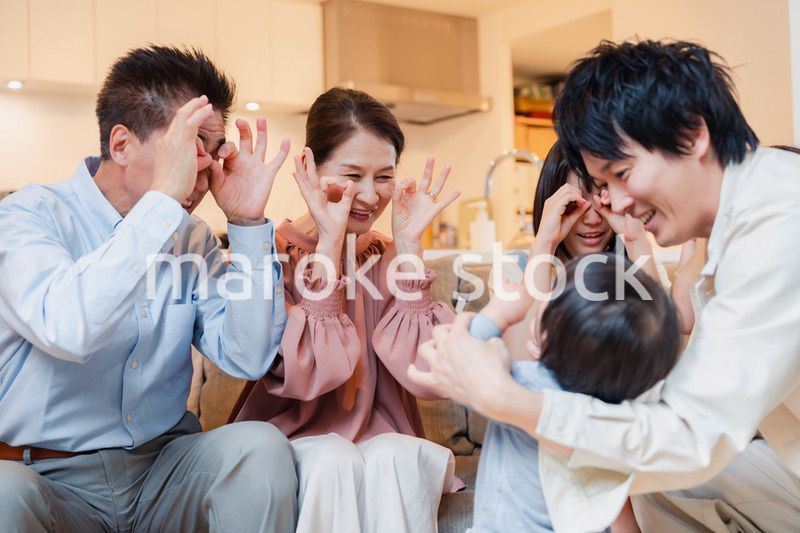 おばあちゃんの家で楽しく過ごす孫たち