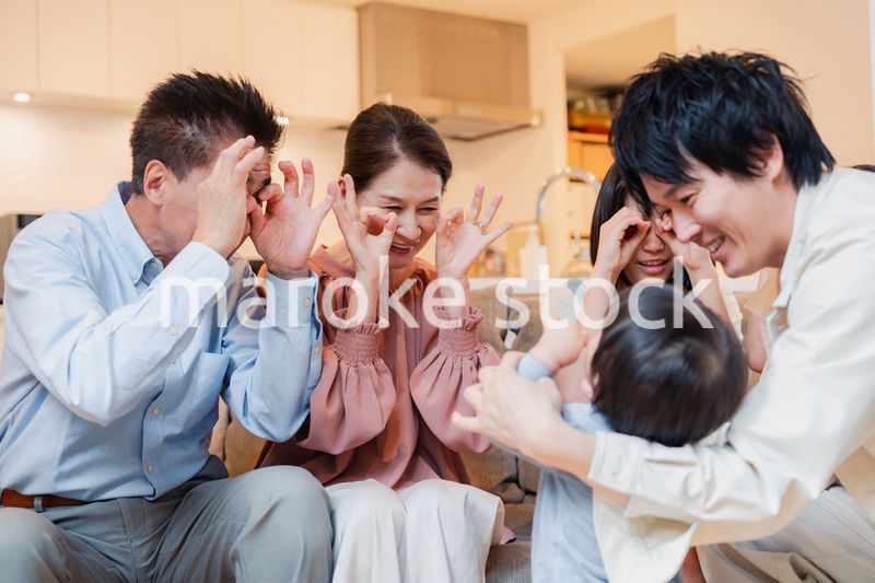 おばあちゃんの家で楽しく過ごす孫たち