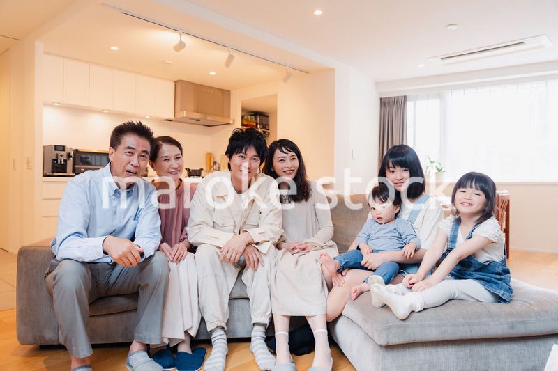 笑顔の3世代家族集合写真