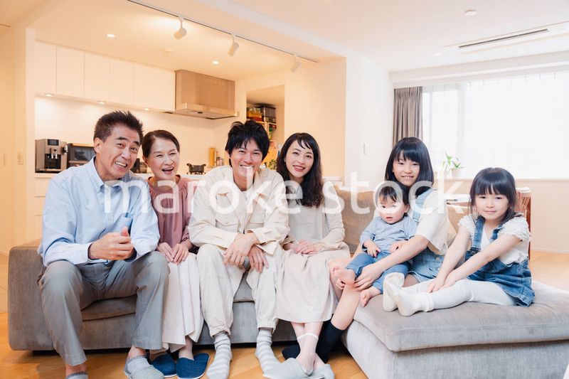 笑顔の3世代家族集合写真