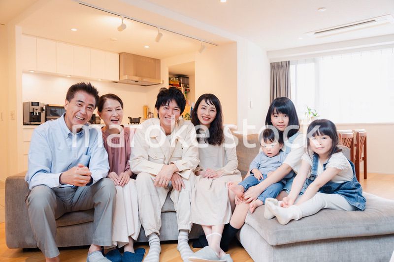 笑顔の3世代家族集合写真