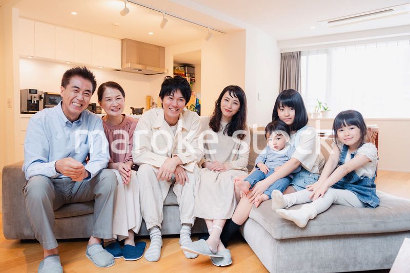 笑顔の3世代家族集合写真