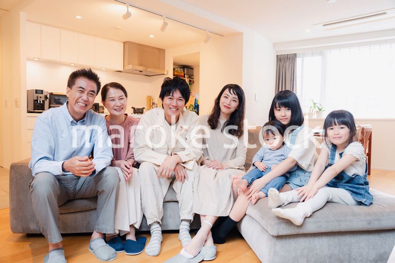 笑顔の3世代家族集合写真