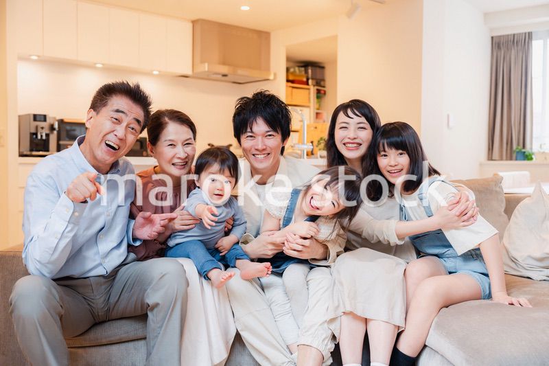 笑顔の3世代家族集合写真