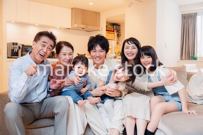 笑顔の3世代家族集合写真