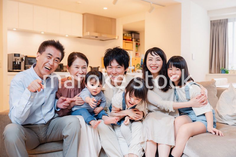 笑顔の3世代家族集合写真