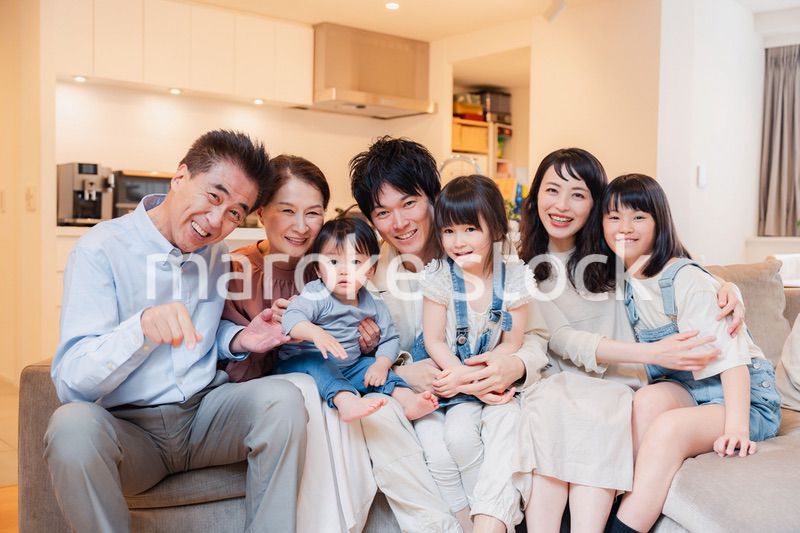 笑顔の3世代家族集合写真