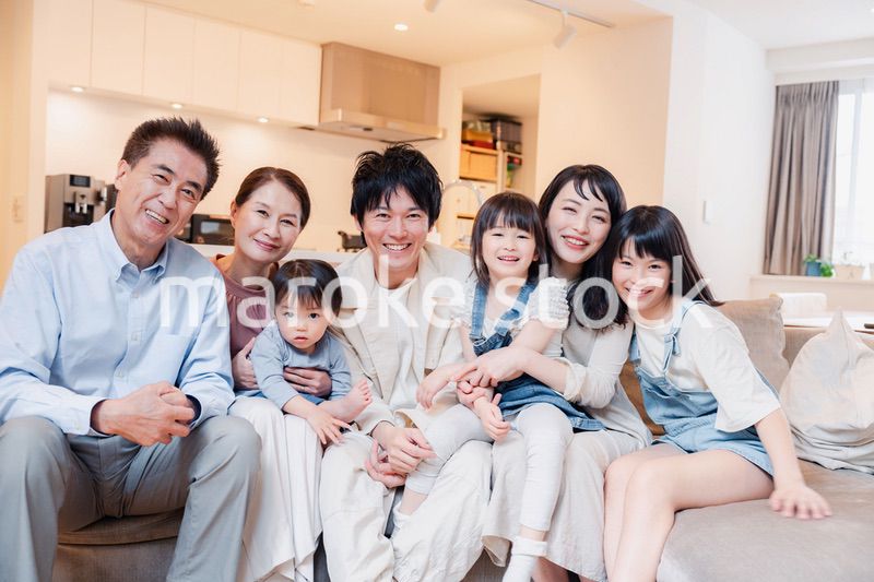 笑顔の3世代家族集合写真