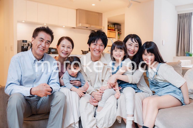 笑顔の3世代家族集合写真