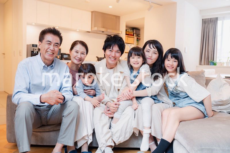 笑顔の3世代家族集合写真