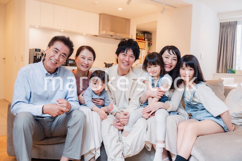 笑顔の3世代家族集合写真