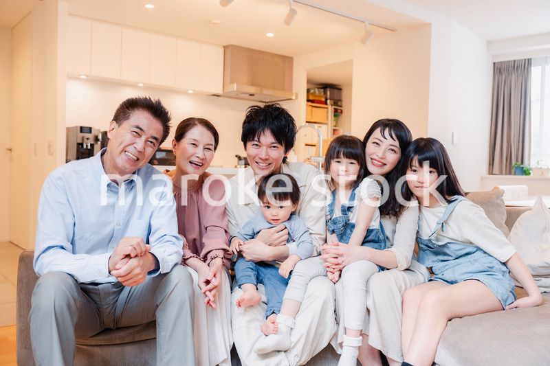 笑顔の3世代家族集合写真