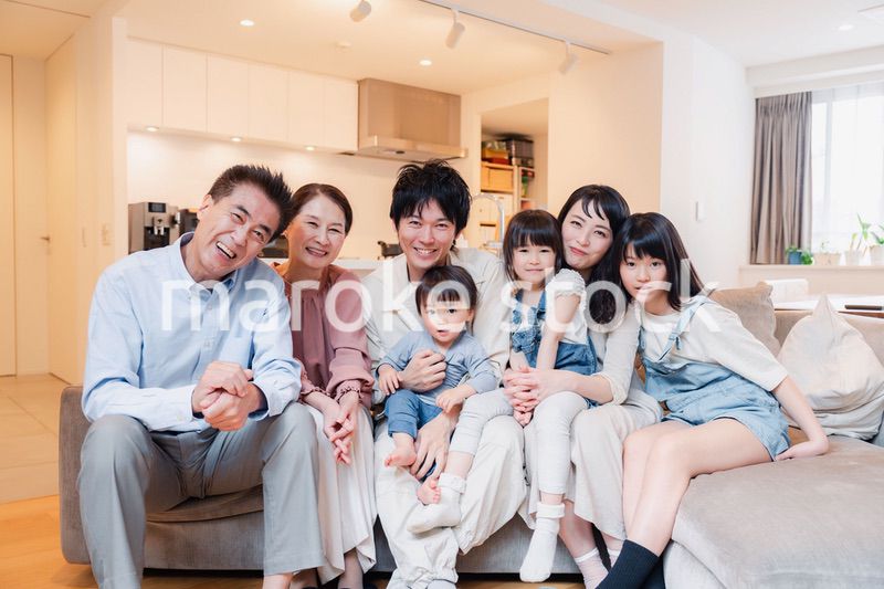笑顔の3世代家族集合写真