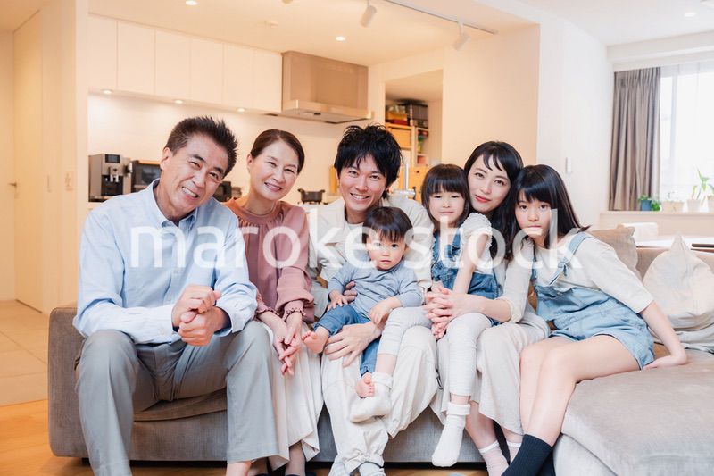 笑顔の3世代家族集合写真