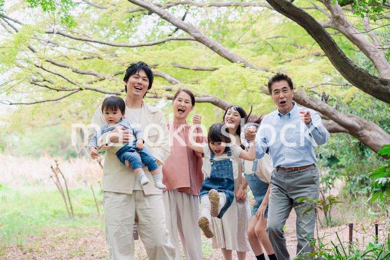 笑顔で楽しく暮らす3世代ファミリー