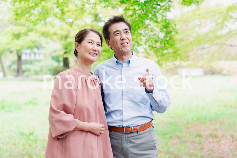 外を散歩するシニアの夫婦