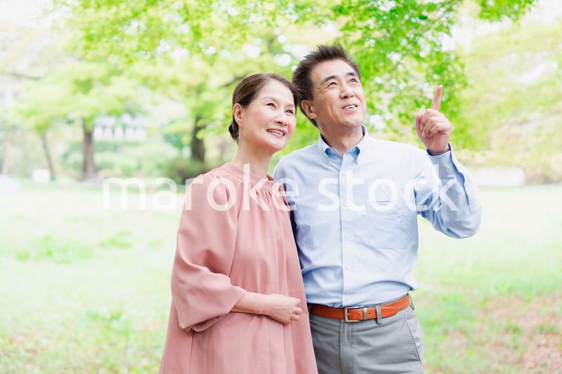 外を散歩するシニアの夫婦