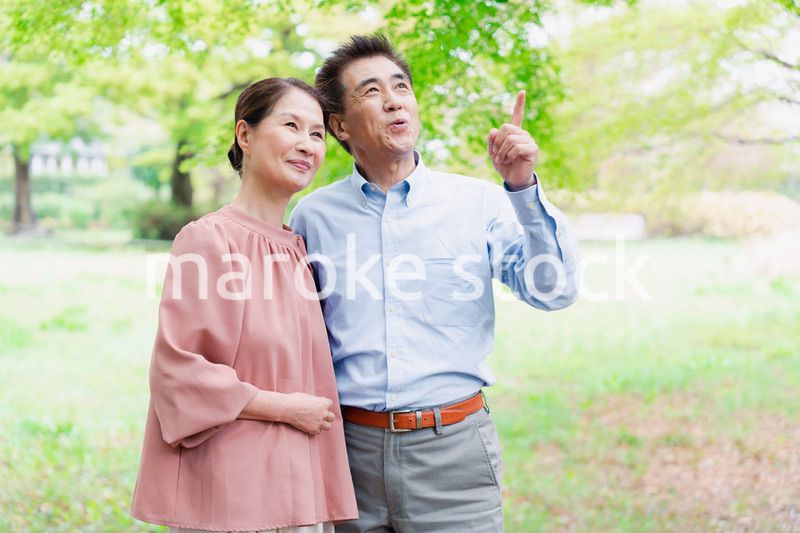 外を散歩するシニアの夫婦