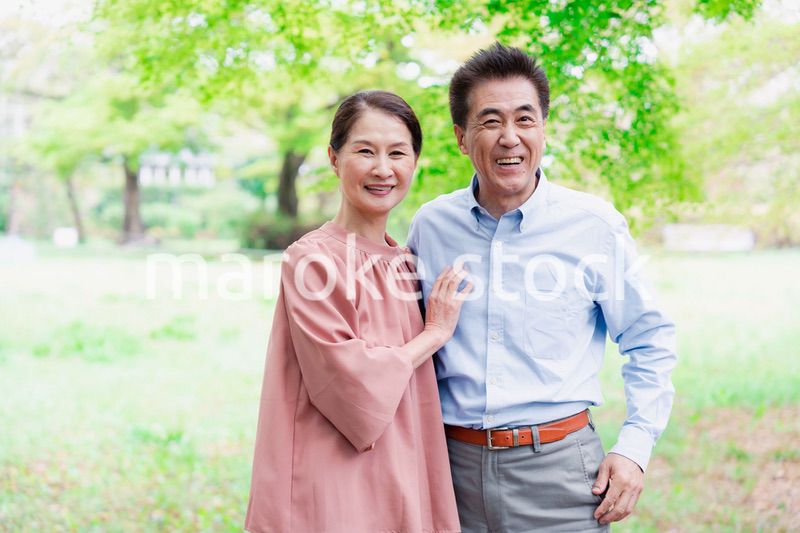 笑顔のシニア夫婦