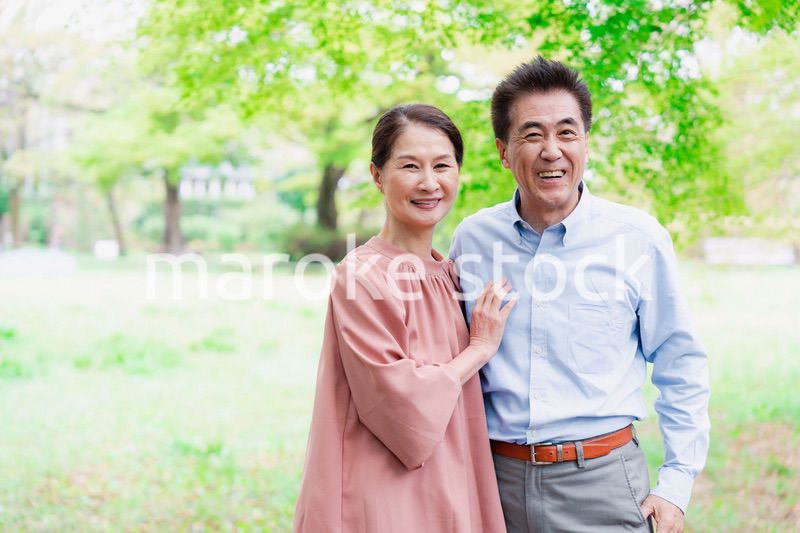 笑顔のシニア夫婦