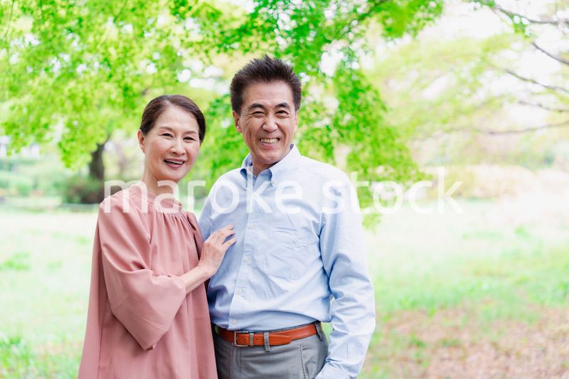 笑顔のシニア夫婦