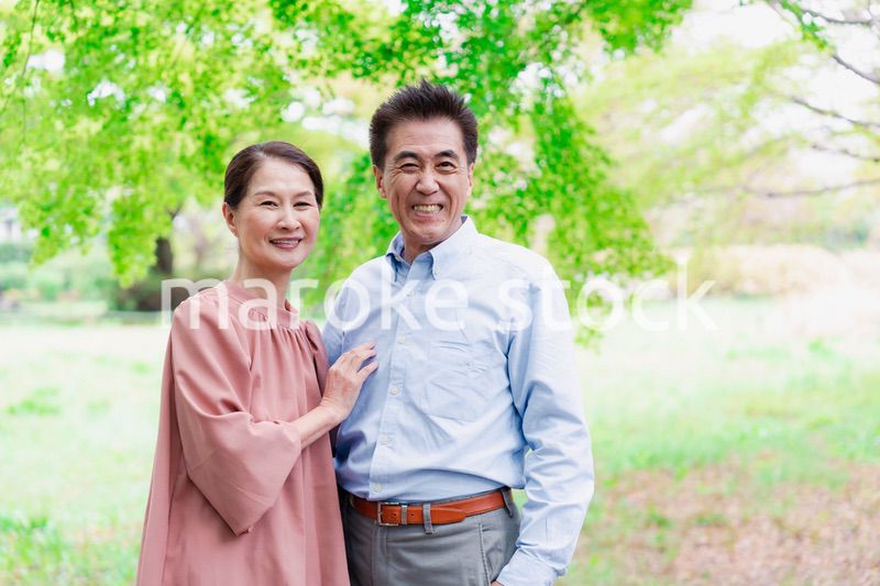 笑顔のシニア夫婦