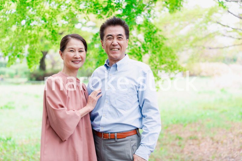 笑顔のシニア夫婦