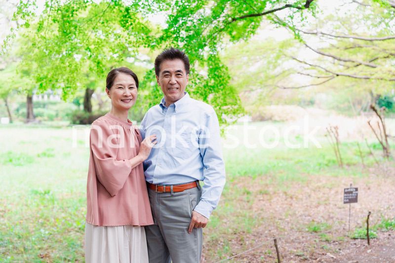 笑顔のシニア夫婦