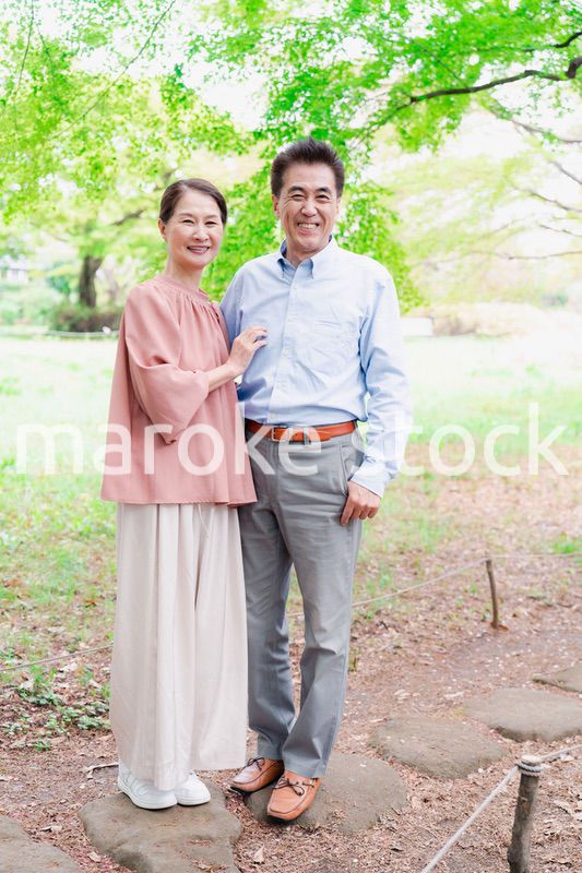 笑顔のシニア夫婦