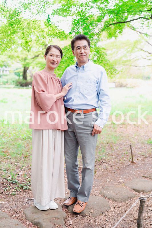 笑顔のシニア夫婦