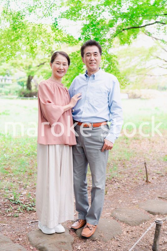 笑顔のシニア夫婦