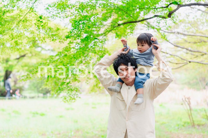 男の子を肩車するお父さん