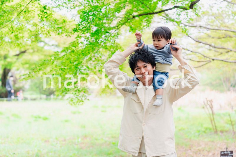 男の子を肩車するお父さん