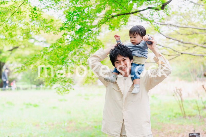 男の子を肩車するお父さん
