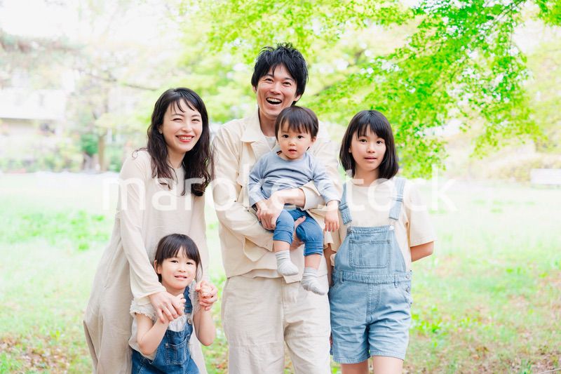 子どもが3人いる家族の集合写真