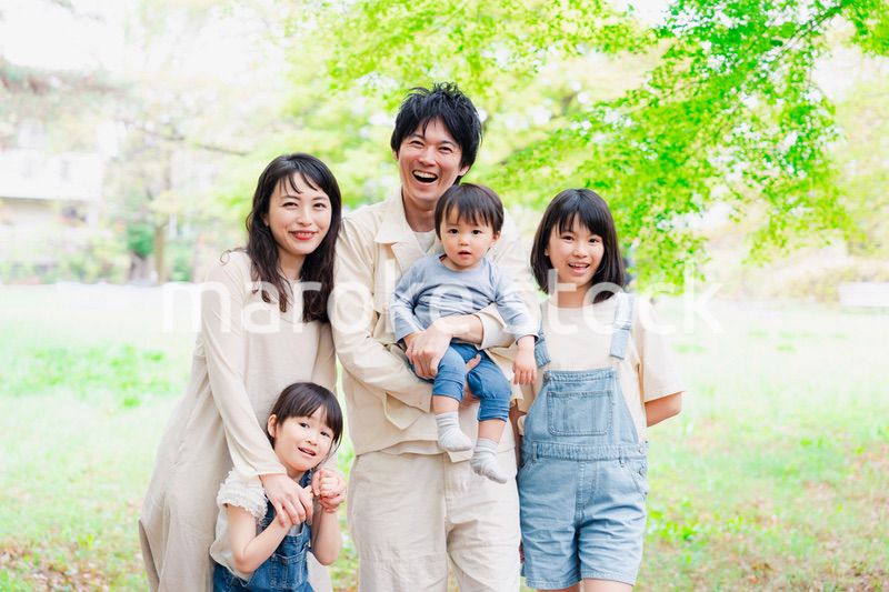 子どもが3人いる家族の集合写真