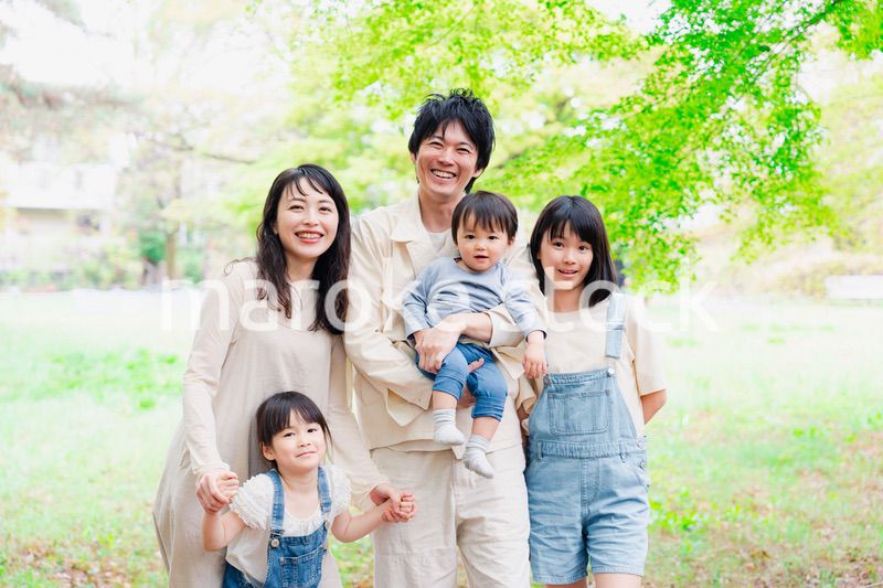 子どもが3人いる家族の集合写真