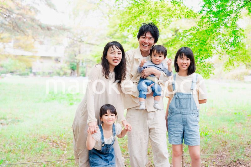 子どもが3人いる家族の集合写真