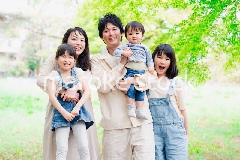 子どもが3人いる家族の集合写真